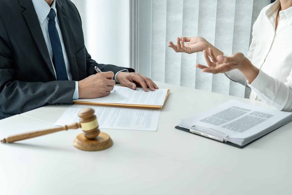 Quels sont les services proposés par un notaire à Saint-Cyr-Sur-Mer ?